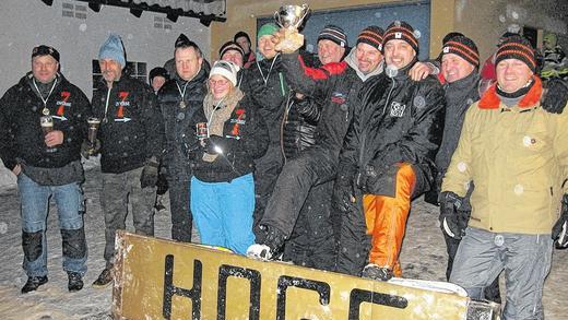 Gute Laune im Schnee: Die siegreichen &bdquo;Hogs&ldquo; und andere Teilnehmer freuten sich gemeinsam.