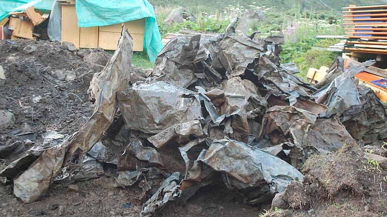 Große Überraschung: Teile der bei einem Feuer zerstörten Hütte wurde hinter dem Winterhaus entdeckt. Auch das Blechdach wurde offensichtlich einfach vergraben.