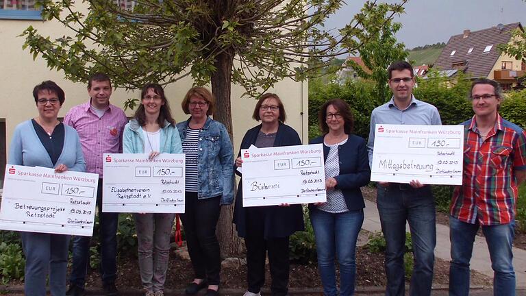 Spendenübergabe (von links): Birgit Köhler (Betreuungsprojekt), Peter Feldbauer (Initiative Dorfladen), Carolin Volkenstein (Elisabethenverein), Verena Körner-Wycisk (Initiative Dorfladen), Lucia Schmitt (Bücherei), Marion Kuhn (Bücherei), Thomas Koch (Mittagsbetreuung), Claus Hartenstein (Initiative Dorfladen).