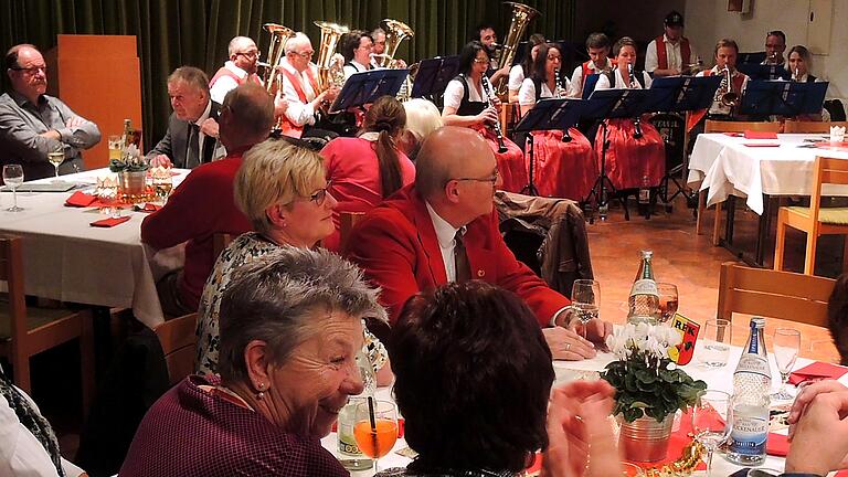 Die Rienecker Musikanten sorgten im Pfarrheim bei allen Gästen für beste Stimmung beim Kommersabend.