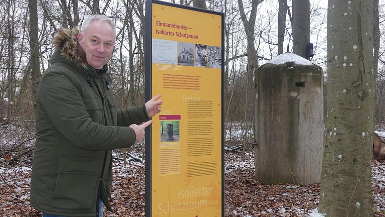 &quot;Archäologe&quot; des Schweinfurter Luftkriegs: Museums-Leiter Nils Brennecke ist zufrieden mit der Aufstellung einer Hinweistafel am Einmannbunker.