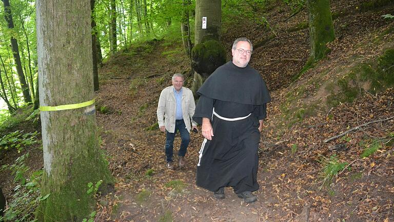 Unterwegs auf dem Nonnenpfad von der Burg Rieneck zum Kloster Schönau. Bruder Tobias und Gerhard Köhler gehen ein Teilstück.