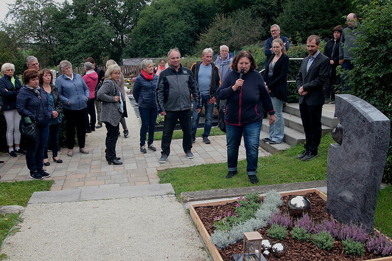 Strukturpflanzungen mit Heide und Abdeckung der Grabfläche mit Rinde statt mit Erde; rechts Kreisfachberater Johannes Bayer.