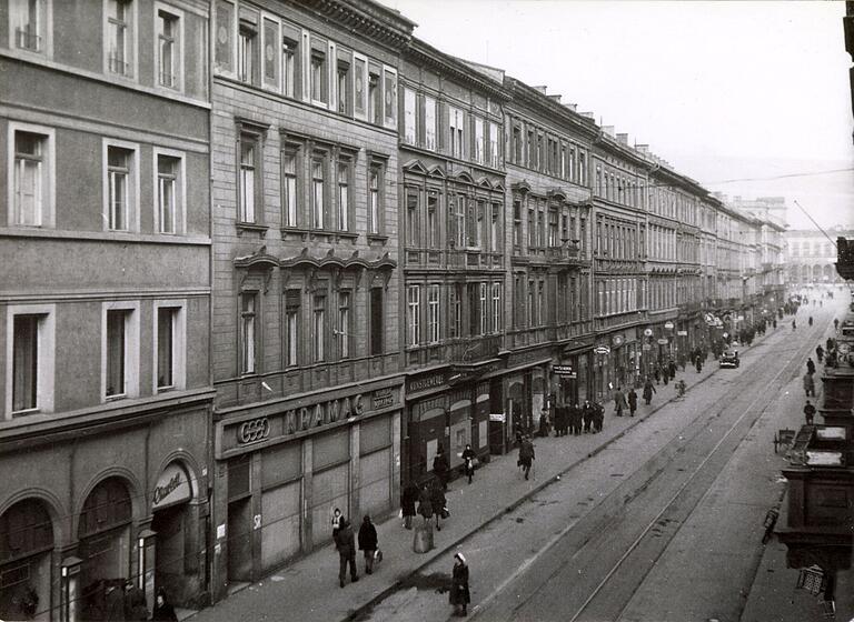 Blick in die Kaiserstraße im Jahr 1944. Zu diesem Zeitpunkt sind die jüdischen Kaufleute bereits vertrieben. Blick in die Kaiserstraße im Jahr 1944. Zu diesem Zeitpunkt sind die jüdischen Kaufleute bereits vertrieben.