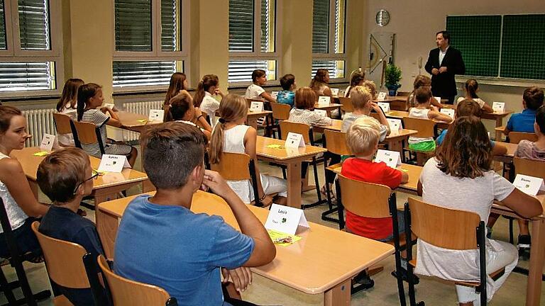 Mit 29 Schülern ist die 5b Realschule die größte der vier fünften Klassen der Florentini-Schule. Neun von ihnen sind Jungen. Mit 29 Schülern ist die 5b Realschule die größte der vier fünften Klassen der Florentini-Schule. Neun von ihnen sind Jungen.