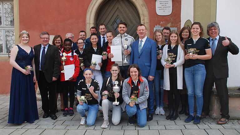 Handball, Hürdenlauf und Badminton: Bei der Sportlerehrung zeichnete die Stadt Athlethen ganz verschiedener Disziplinen aus.