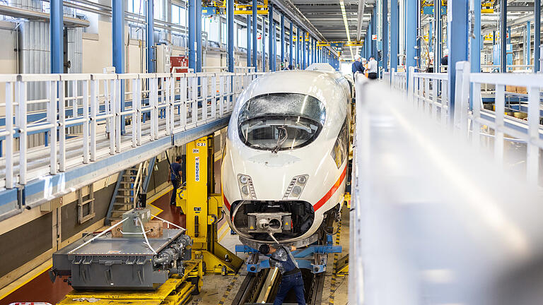 DB - ICE-Werk.jpeg - Ein ICE steht in einer Wartungshalle. Der Umbau der Bahn wird kontrovers diskutiert. DB - ICE-Werk.jpeg - Ein ICE steht in einer Wartungshalle. Der Umbau der Bahn wird kontrovers diskutiert.