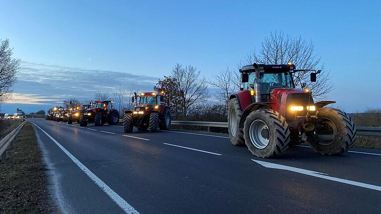 Vor der Autobahnauffahrt Oerlenbach blockierten die Demonstrantinnen und Demonstranten eine Fahrspur. Vor der Autobahnauffahrt Oerlenbach blockierten die Demonstrantinnen und Demonstranten eine Fahrspur.
