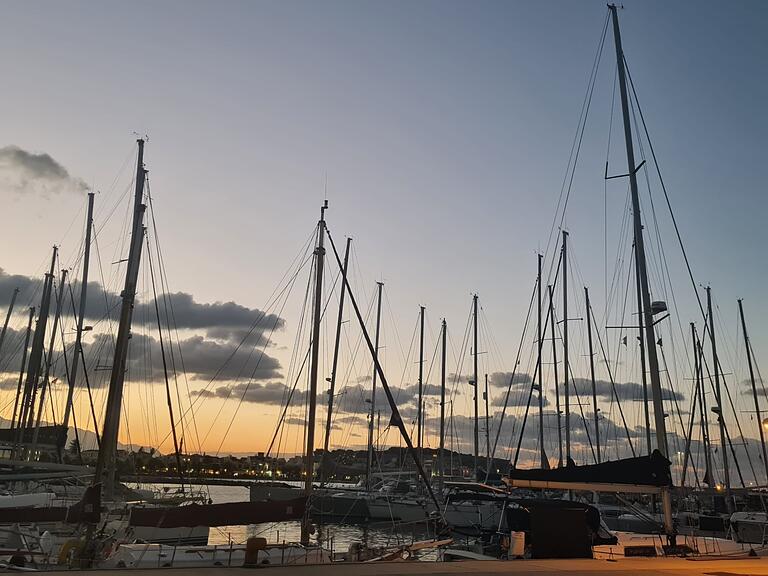 Rethymno auf Kreta ist der Heimathafen des Boots der Panfils. Rethymno auf Kreta ist der Heimathafen des Boots der Panfils.