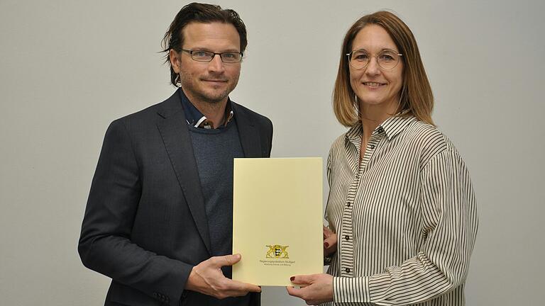 Sebastian Link überreichte die Ernennungsurkunde im Rahmen einer kleinen Feierstunde an Nadine Fleischer.