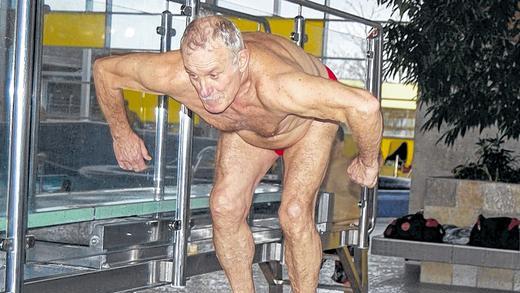 Auf die Plätze: Eine von Kurt Vogels Paradedisziplinen ist das Schwimmen. Auf die Plätze: Eine von Kurt Vogels Paradedisziplinen ist das Schwimmen.
