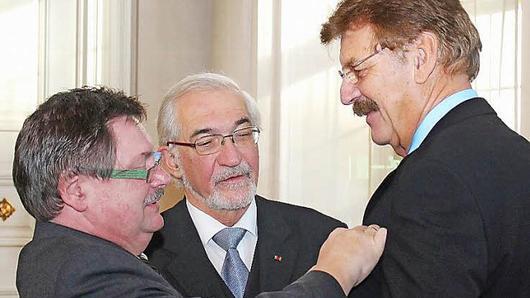 Staatssekretär Gerhard Eck (links) verleiht Reimar Glückler (rechts) im Beisein von Regierungspräsident Paul Beinhofer das Bundesverdienstkreuz. Foto: Johannes Hardenacke/ Regierung von Unterfranken - Staatssekretär Gerhard Eck (links) verleiht Reimar Glückler (rechts) im Beisein von Regierungspräsident Paul Beinhofer das Bundesverdienstkreuz. Foto: Johannes Hardenacke/ Regierung von Unterfranken Staatssekretär Gerhard Eck (links) verleiht Reimar Glückler (rechts) im Beisein von Regierungspräsident Paul Beinhofer das Bundesverdienstkreuz. Foto: Johannes Hardenacke/ Regierung von Unterfranken - Staatssekretär Gerhard Eck (links) verleiht Reimar Glückler (rechts) im Beisein von Regierungspräsident Paul Beinhofer das Bundesverdienstkreuz. Foto: Johannes Hardenacke/ Regierung von Unterfranken