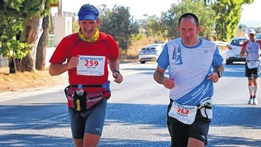 Bei Kilometer 45 auf dem Weg nach Korinth – der erste Teil des Marathons ist bewältigt. Bei Kilometer 45 auf dem Weg nach Korinth – der erste Teil des Marathons ist bewältigt.