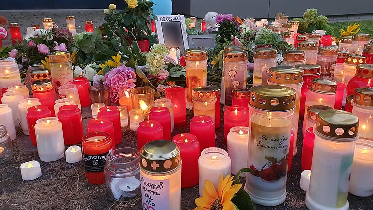 Viele Menschen haben zum Ausdruck ihrer Trauer in der Nähe des Tatorts beim Schulzentrum in Lohr Kerzen, Blumen und Kuscheltiere abgelegt.