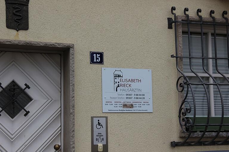 Derzeit befindet sich die Hausarztpraxis Elisabeth Rieck noch im Ortskern in recht beengten Räumlichkeiten Derzeit befindet sich die Hausarztpraxis Elisabeth Rieck noch im Ortskern in recht beengten Räumlichkeiten
