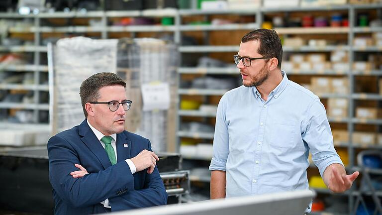 Genauer Blick in die Produktionsabläufe: Landrat Christoph Schauder (links) im Gespräch mit Thomas Kappes, Geschäftsführer des Unternehmens EP Ehrler Prüftechnik Engineering in Niederstetten.&nbsp;