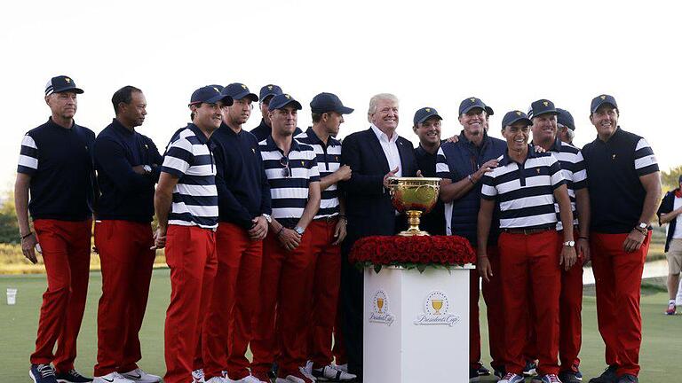 Chefsache       -  US-Präsident Donald Trump übergab dem amerikanischen Team beim Presidents Cup den Siegerpokal.