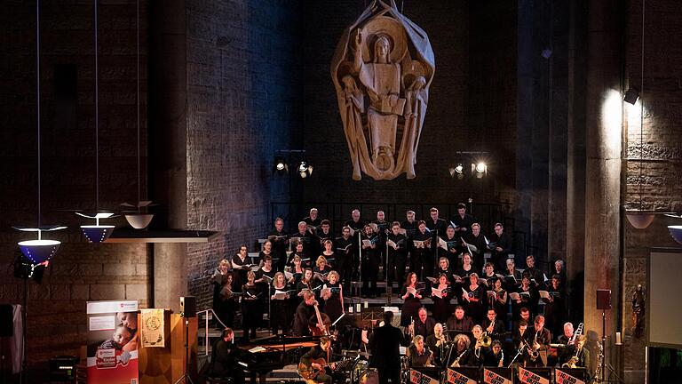 Rund 300 Menschen besuchen das Benefizkonzert des Würzburger Bachchors in der St.Johannis-Kirche in Würzburg.&nbsp;