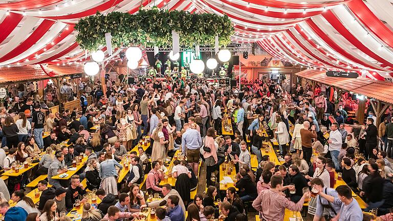 Das Frühjahrsvolksfest lockt jährlich tausende Menschen auf die Talavera in Würzburg. Ein beliebter Anlaufpunkt ist dabei immer auch das Festzelt.