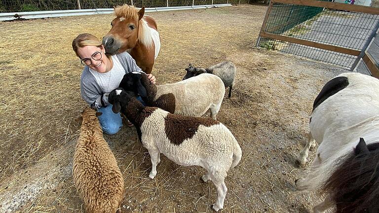 Eine Runde Schmusen im Streichelzoo: Annabel Schnupp mit Pony Clausi und den Schafen.