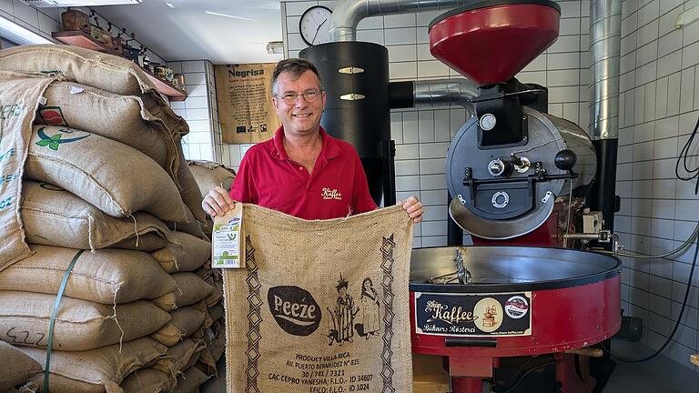 Rainer Bühner mit Kaffeesack des Biosphären-Kaffees neben seiner Röstmaschine. - Rainer Bühner mit Kaffeesack des Biosphären-Kaffees neben seiner Röstmaschine. Rainer Bühner mit Kaffeesack des Biosphären-Kaffees neben seiner Röstmaschine. - Rainer Bühner mit Kaffeesack des Biosphären-Kaffees neben seiner Röstmaschine.