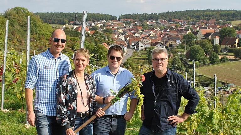 1500 Rebstöcke der Sorten Regent, Solaris, Müller-Thurgau und Scheurebe wachsen auf dem Strahlunger Möchsberg, hier gratulieren Johannes Hümpfner (Zweiter von rechts) die Winterpaten Thomas und Ulrike Lange (links) sowie Steuerberater Heiko Werner. 1500 Rebstöcke der Sorten Regent, Solaris, Müller-Thurgau und Scheurebe wachsen auf dem Strahlunger Möchsberg, hier gratulieren Johannes Hümpfner (Zweiter von rechts) die Winterpaten Thomas und Ulrike Lange (links) sowie Steuerberater Heiko Werner.