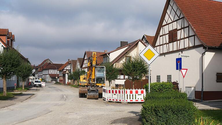 Nachdem in Kürze die Kanalarbeiten im Ort abgeschlossen werden, wird die Firma SST mit der Wiederherstellung der Straßenoberfläche beginnen.