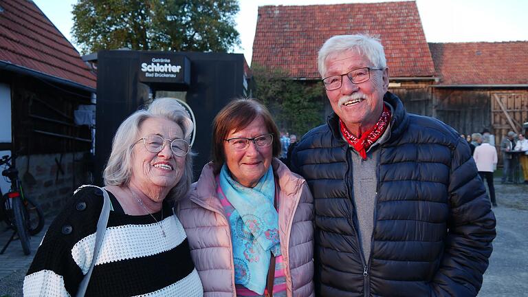 Initiatorin Claudia Wawerzinek mit Rita und Karl-Heinz Dittmann, zwei der insgesamt 29 Gäste aus dem Flutgebiet im Ahrtal, die in der vergangenen Woche zu einer Auszeit im Altlandkreis, hier in Detter, eingeladen waren. Foto: Rebecca Vogt       -  Initiatorin Claudia Wawerzinek mit Rita und Karl-Heinz Dittmann, zwei der insgesamt 29 Gäste aus dem Flutgebiet im Ahrtal, die in der vergangenen Woche zu einer Auszeit im Altlandkreis, hier in Detter, eingeladen waren. Foto: Rebecca Vogt