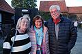 Initiatorin Claudia Wawerzinek mit Rita und Karl-Heinz Dittmann, zwei der insgesamt 29 Gäste aus dem Flutgebiet im Ahrtal, die in der vergangenen Woche zu einer Auszeit im Altlandkreis, hier in Detter, eingeladen waren. Foto: Rebecca Vogt       -  Initiatorin Claudia Wawerzinek mit Rita und Karl-Heinz Dittmann, zwei der insgesamt 29 Gäste aus dem Flutgebiet im Ahrtal, die in der vergangenen Woche zu einer Auszeit im Altlandkreis, hier in Detter, eingeladen waren. Foto: Rebecca Vogt