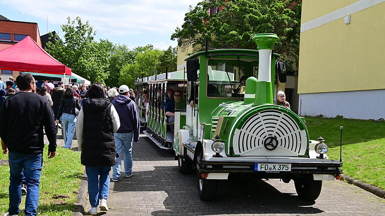 Der Renner in diesem Jahr beim Stiftungsfest: Mit der Bimmelbahn konnte man sich durch das gesamte Gelände des St. Josef Stifts fahren lassen.