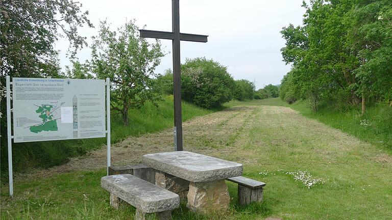 Das Feldkreuz im Rügerrieth.