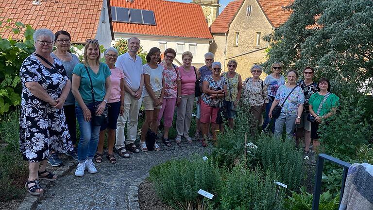 Der Frauenbund Geldersheim im Bibelgarten in Euerbach.