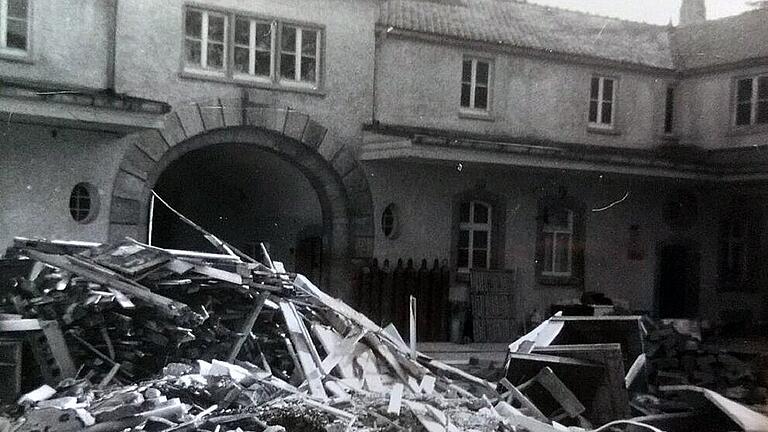 Neben dem geistlichen Aufbau gab es auch viel aufzuräumen und zu renovieren. Im Bild der Innenhof des Franziskushofs vor 50 Jahren.