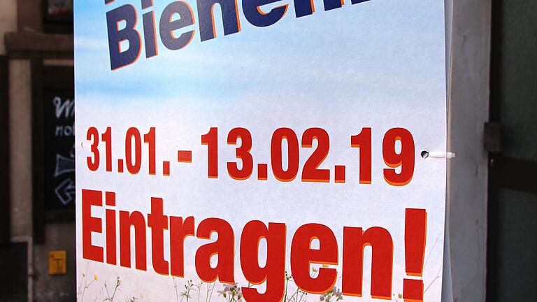 Hinweis auf das Volksbegehren 'Rettet die Bienen' zur Artenvielfalt am Marktplatz Gerolzhofen.