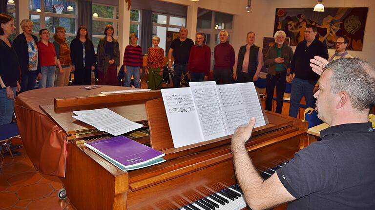 Eifrig beim Proben sind die 17 Sängerinnen und Sänger des Coro piccolo der evangelischen Auferstehungskirche unter Leitung von Mark Genzel.