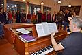 Eifrig beim Proben sind die 17 Sängerinnen und Sänger des Coro piccolo der evangelischen Auferstehungskirche unter Leitung von Mark Genzel.