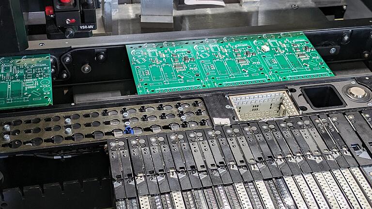 Die leeren Leiterplatten werden automatisch mit Bauteilen bestückt.       -  Die leeren Leiterplatten werden automatisch mit Bauteilen bestückt.