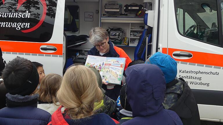 Begeistert ließen sich die Kinder der Jenaplan-Schule den Malteser Herzenswunsch-Krankenwagen erklären. Dabei half auch wieder ein Buch.