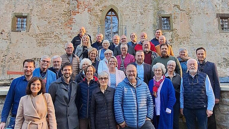 Die aktiven und ehemaligen Kreisrätinnen und Kreisräte sowie die Aktiven des Vorstandes der SPD Schweinfurt-Land vor dem Schwebheimer Schloss.