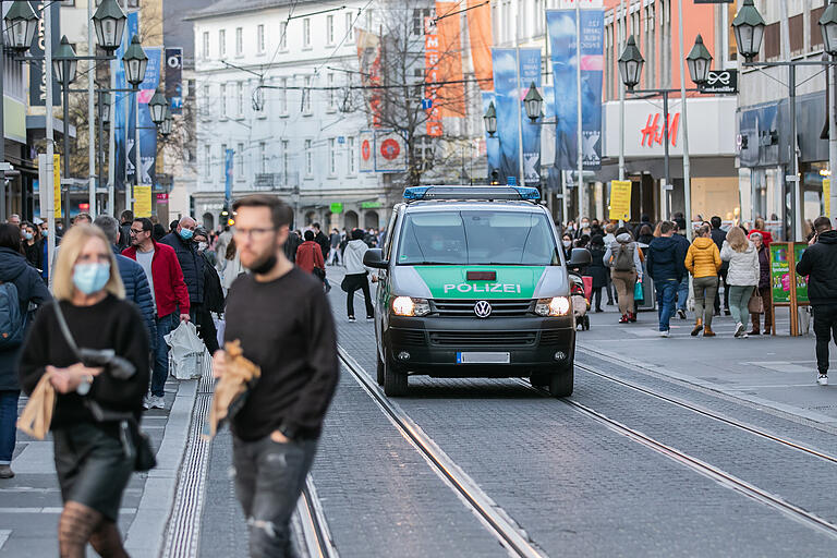 Die Polizei zeigt in der Schönbornstraße Präsenz.