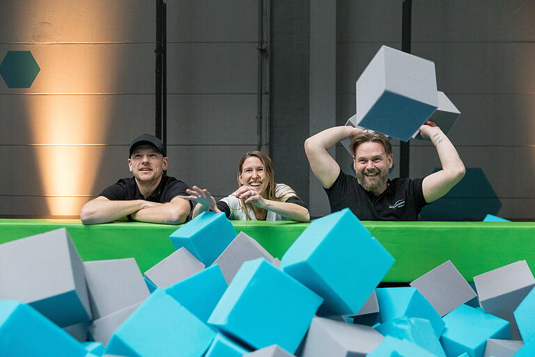 Sie gehören zum Team der SkyandSand-Trampolinhalle (von links): Tobias Kleibe,  Wibke Cornely und Peter Cornely.