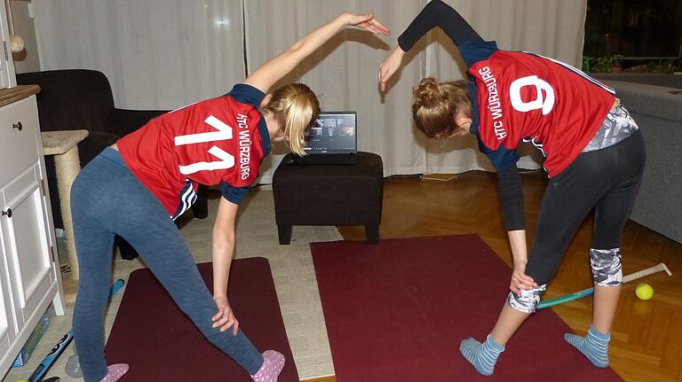 Hockey-Training macht auch zu Hause Spaß: Die Geschwister Jule und Klara Löffler beim Online-Üben mit ihrer Mädchenmannschaft des HTC Würzburg.