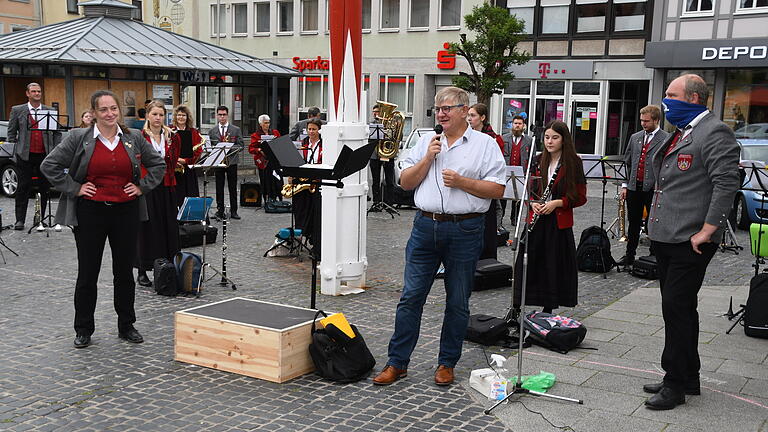 Im Juli 2020 eröffnete Dr. Kai Uwe Tapken gemeinsam mit dem Musikverein Gartenstadt die Saison der Standkonzerte in Bad Neustadt. Ziemlich genau ein Jahr später geht es nach Corona-Verzögerung an diesem Sonntag mit der Saison 2021 los.&nbsp;