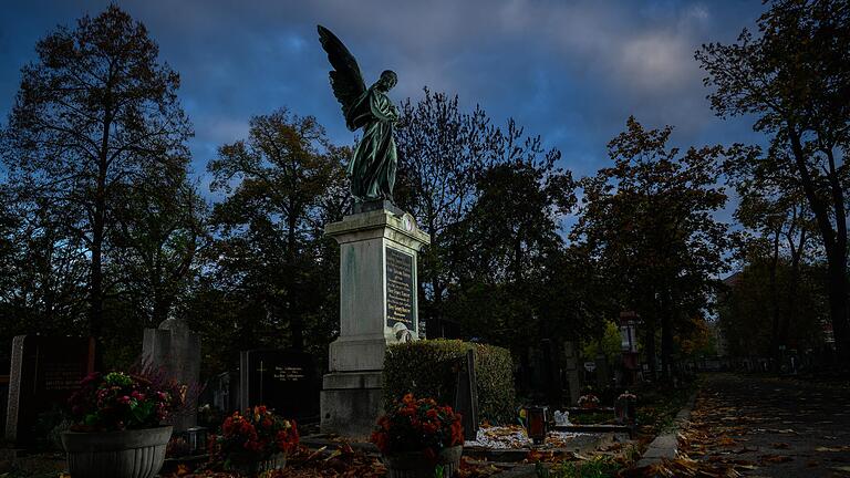 Auf dem Hauptfriedhof in Würzburg befindet sich an markanter Stelle ein Grab mit einer großen Engelfigur.