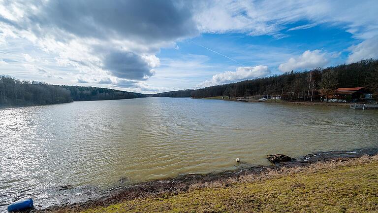 Schneller als erwartet hat sich der Ellertshäuser See wieder mit Wasser gefüllt. Es fehlen nur noch wenige Zentimeter bis zum Sommerstauziel.