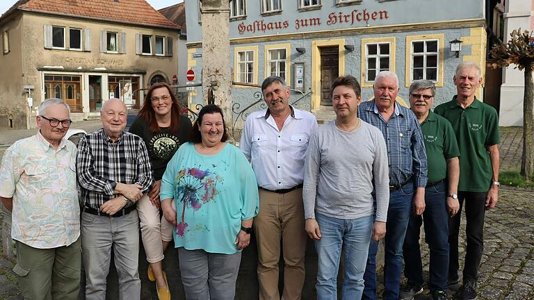 Das Foto zeigt (von links): Kassenwart Andreas Langer, seinen Vorgänger im Amt Jürgen Waldenrath, Heidi Weinmann-Dissinger (neu im Vorstand), Vorstandsmitglied Manuela Weiß, Vorsitzender Alfred Gehring, Helmut Geißendörfer (neu im Vorstand), Peter Schreiber (geehrt für 40 Jahre Mitgliedschaft), Schriftführer Erwin Schwarz und stellvertretenden Vorsitzender Robert Ödamer.