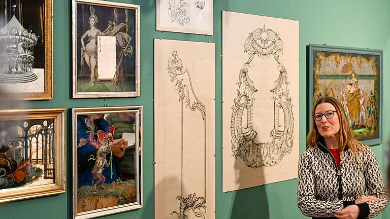 Susanne Hoppe von der Museumsabteilung der Bayerischen Schlösserverwaltung erläutert die Hinterglasbilder, Probespiegelscheiben und Entwurfszeichnungen von Wolfgang Lenz für die Rekonstruktion des Spiegelkabinetts in der Würzburger Residenz. Susanne Hoppe von der Museumsabteilung der Bayerischen Schlösserverwaltung erläutert die Hinterglasbilder, Probespiegelscheiben und Entwurfszeichnungen von Wolfgang Lenz für die Rekonstruktion des Spiegelkabinetts in der Würzburger Residenz.