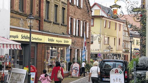 Gut und schlecht nah beieinander: Die „Koppen“-Fassade mit dem dezenten Glasvordach (Mitte) sowie der Ausleger und die Rosenstöcke der Stadtapotheke (rechts) sind Blickfänge in der Gemündener Altstadt und eine Bereicherung. Gut und schlecht nah beieinander: Die „Koppen“-Fassade mit dem dezenten Glasvordach (Mitte) sowie der Ausleger und die Rosenstöcke der Stadtapotheke (rechts) sind Blickfänge in der Gemündener Altstadt und eine Bereicherung.