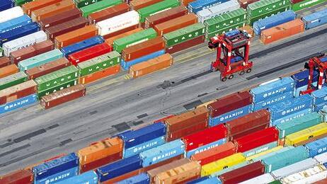 Hochstimmung: Container-Terminal im Hamburger Hafen. Deutschland steht laut Experten vor einem kräftigen Aufschwung.