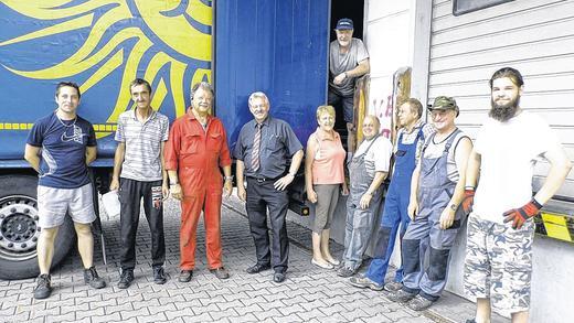 Helfer: Jürgen Merk (Vierter von links) von den Preh-Werken ließ es sich nicht nehmen nach dem Verladen der Küche die Helfer mit besten Wünschen auf die Reise zu schicken. Weiter von links: die beiden ungarischen Fahrer, Vorsitzender Klaus Höhn, Gudrun und Peter Zalachowski, darüber Burkard Wirsing, Hermann Büttner, Karl Becher und Max Höhn.